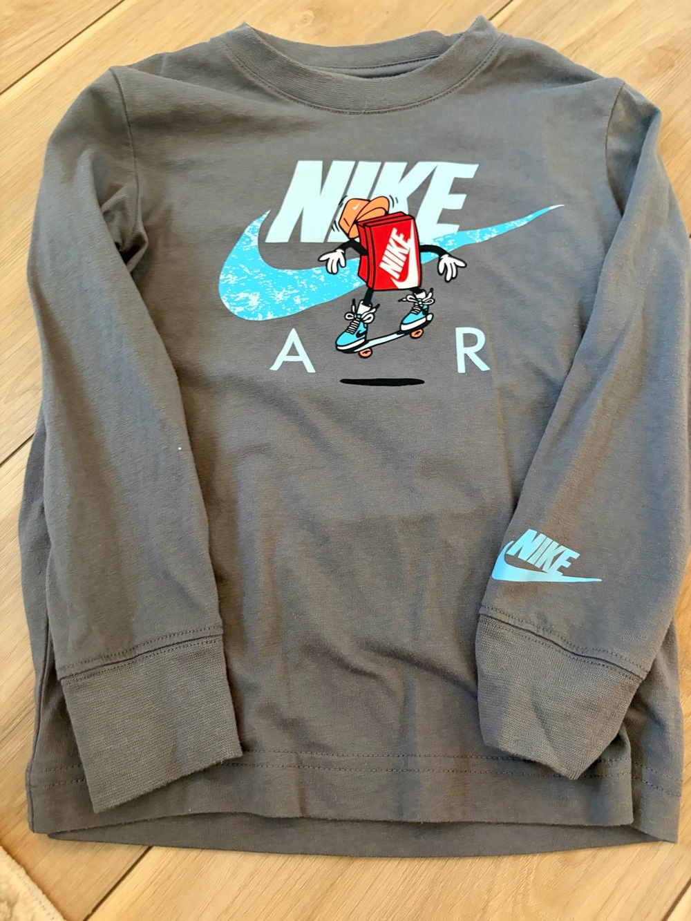 Nike Boys Air Skateboard Graphic Long Sleeve Shirt Gray-Size 5